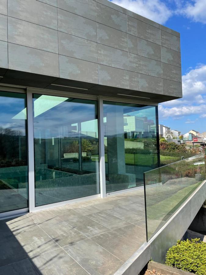 Tres Prismas Exclusive Villa Sarria Exteriör bild